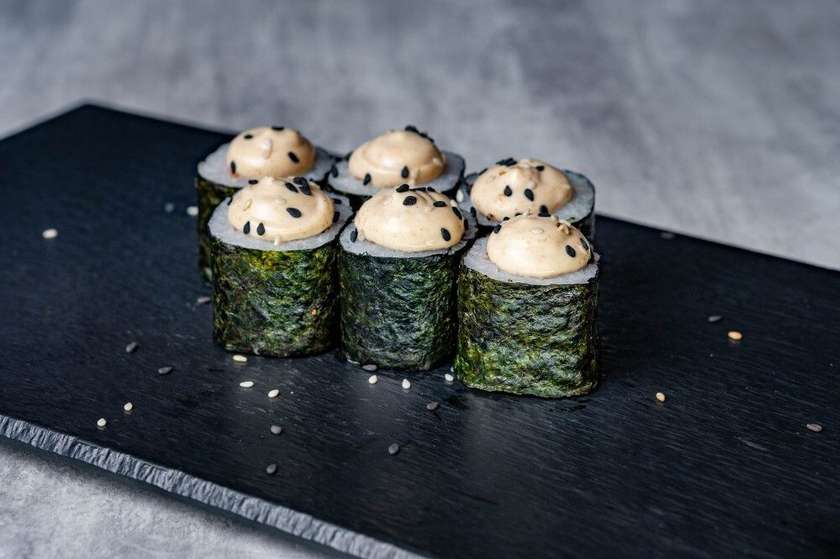 Spicy Sake Hosomaki (6 pcs.)