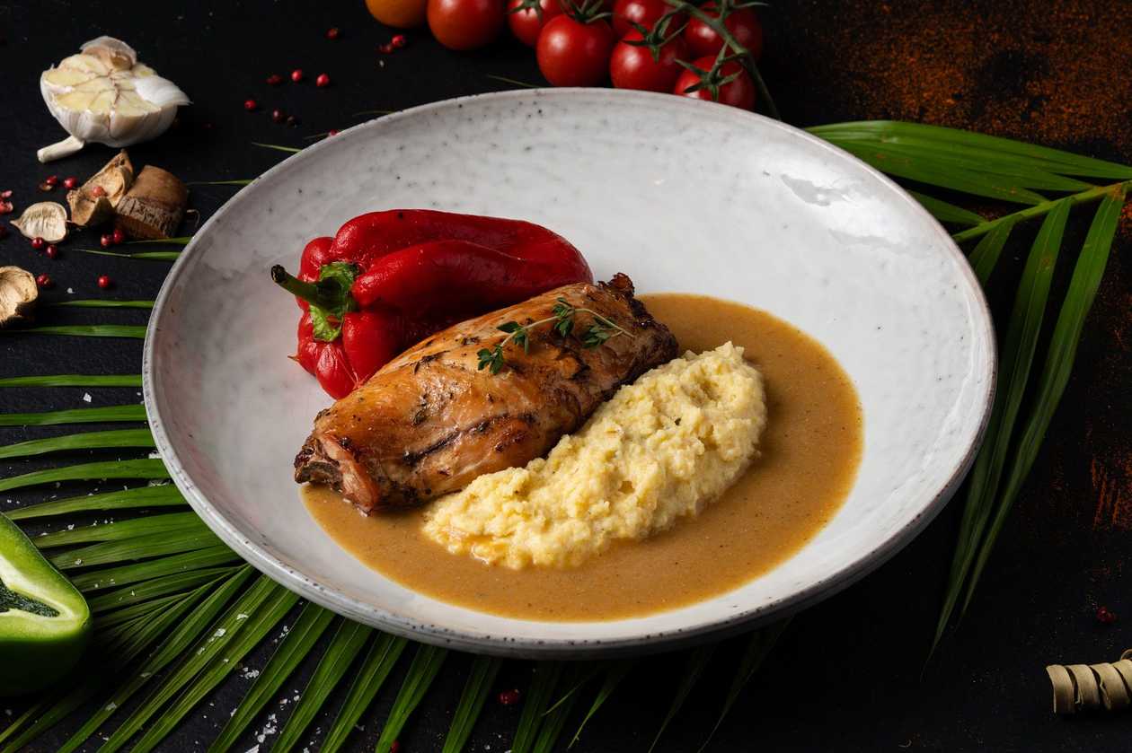 Pulpă de iepure cu polenta și ardei copt - 400 gr