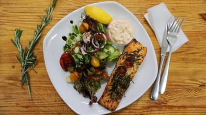 Rozmarīna lasis ar svaigiem dārzeņiem