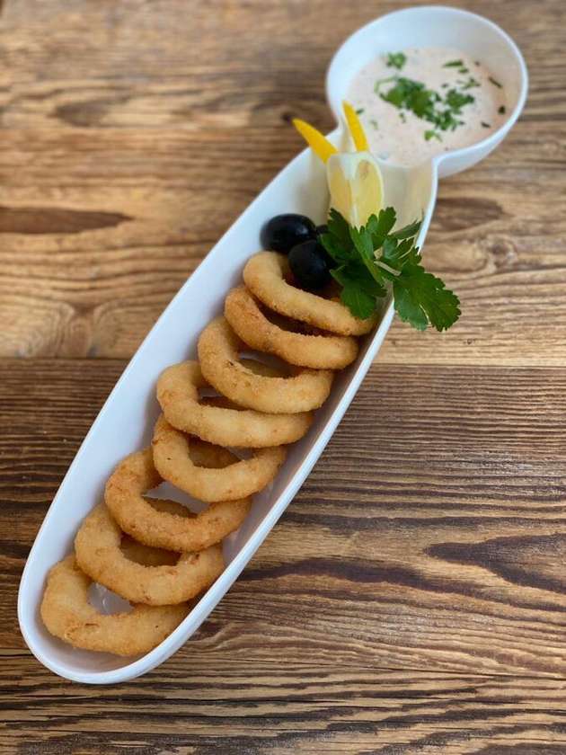 Fried squid rings with cheese sauce