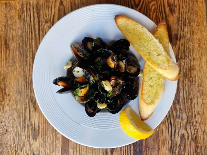 Mussels steamed in white wine with baguette