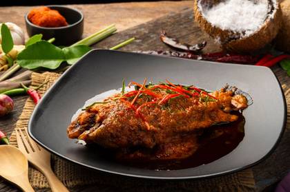 Tuna steak in sauce with 4 types of pepper