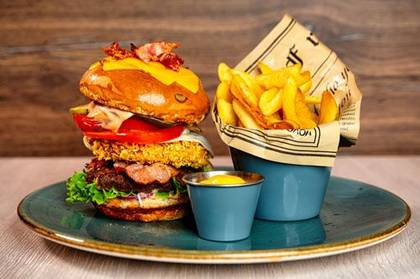 Burger cu brânză crispy și cartofi