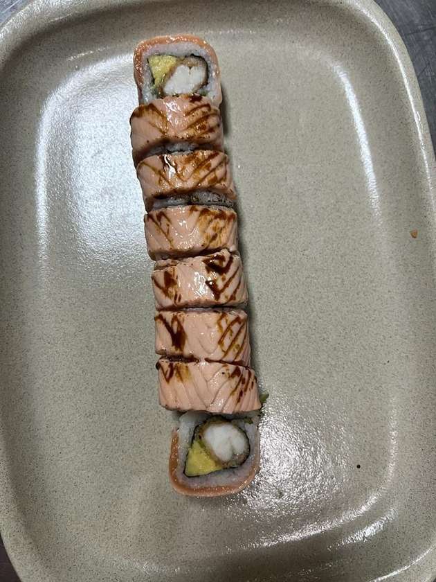 Shrimp Uramaki ( salmon on top braseado) (8 pieces)