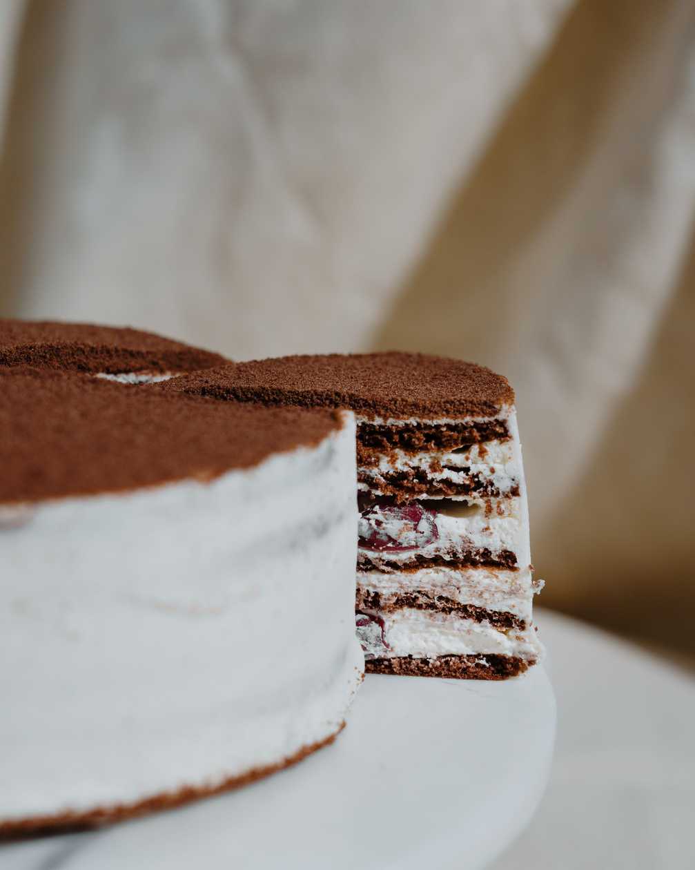 Tort Medovik cu cacao si visine