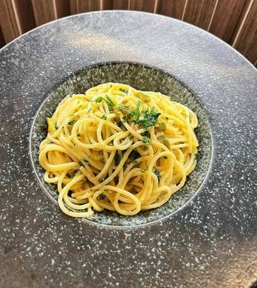 Spaghete aglio , olio e pepperoncino