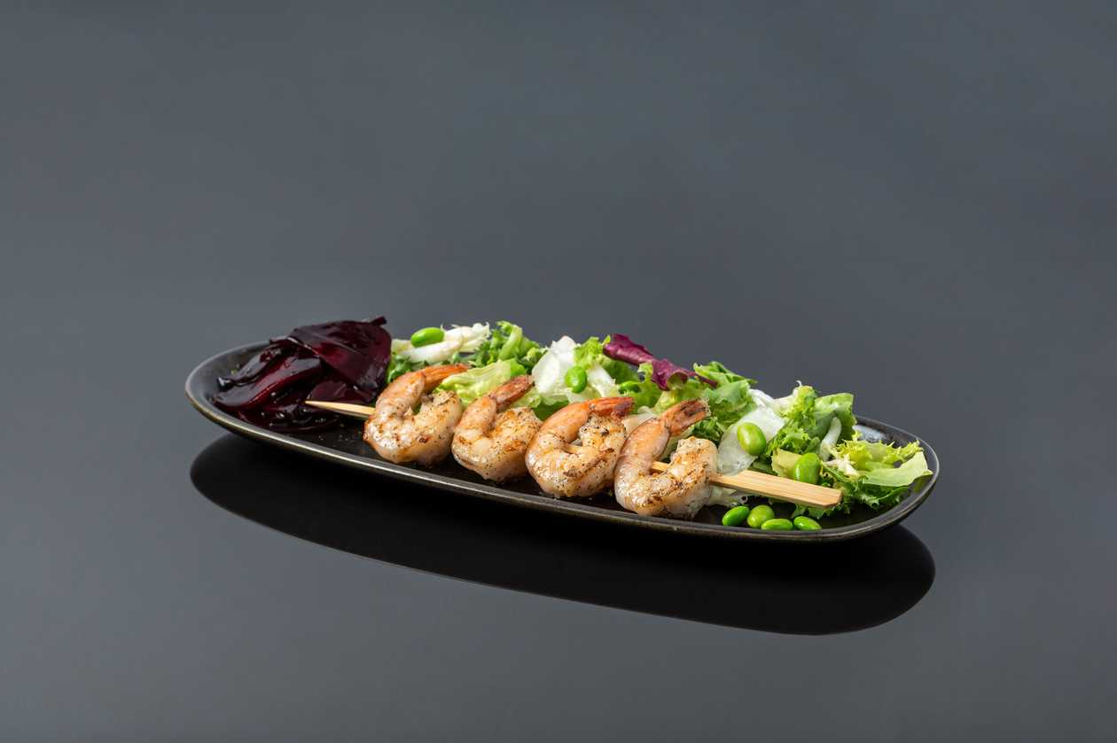 Salad with garlic prawns