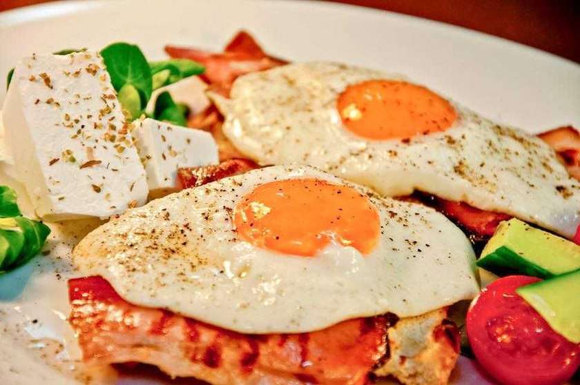 Mic dejun 2 ochiuri și bacon