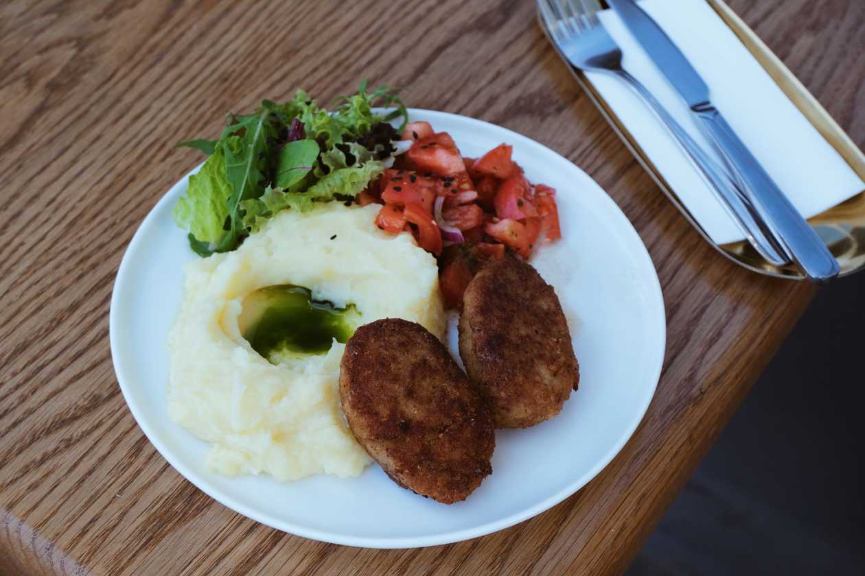 Пюрешка з курячими котлетами