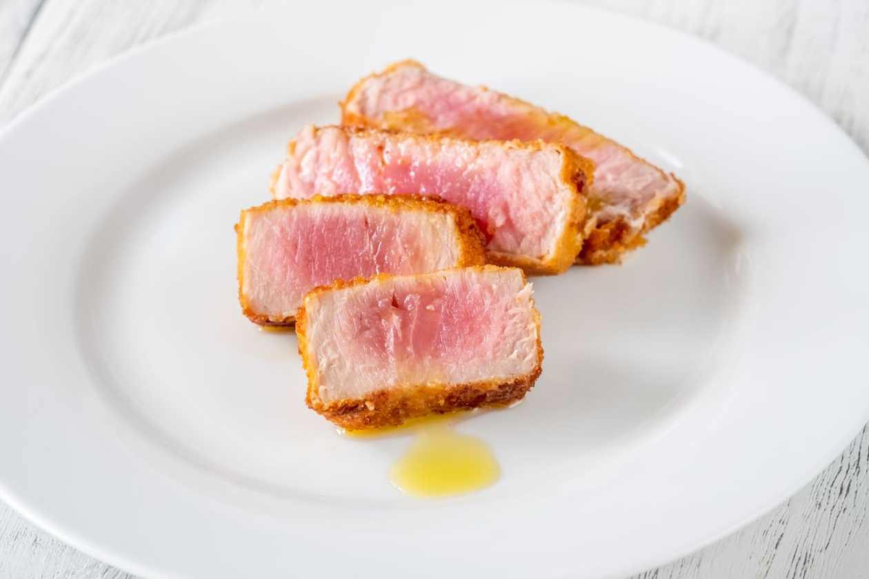 Grilled tuna fillet with vegetables