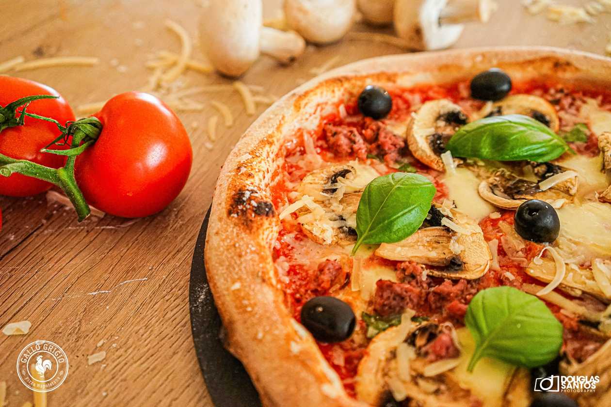 Pizza Salsiccia Napoletana con Funghi
