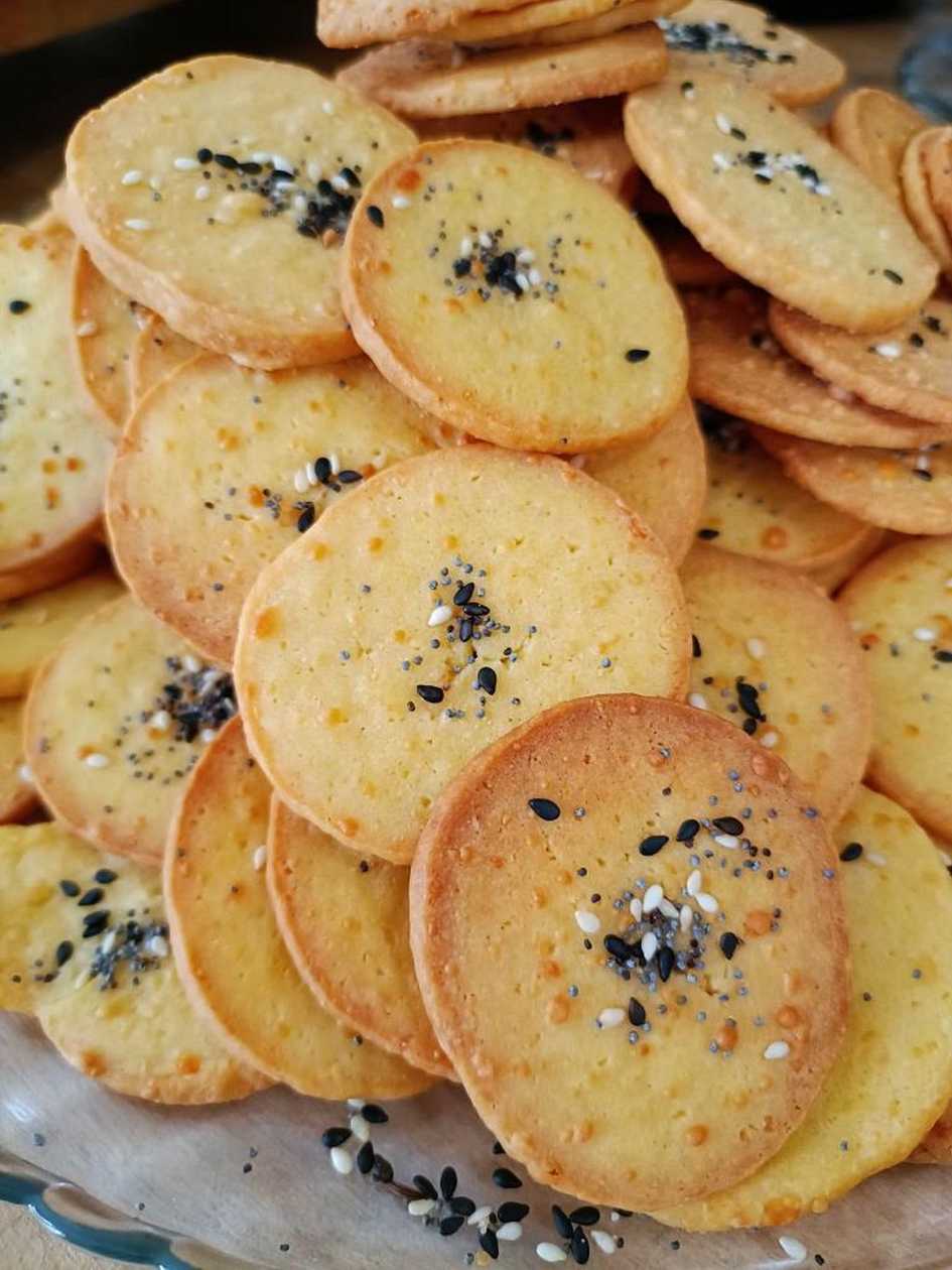 Biscuiti sarati cu cascaval si seminte