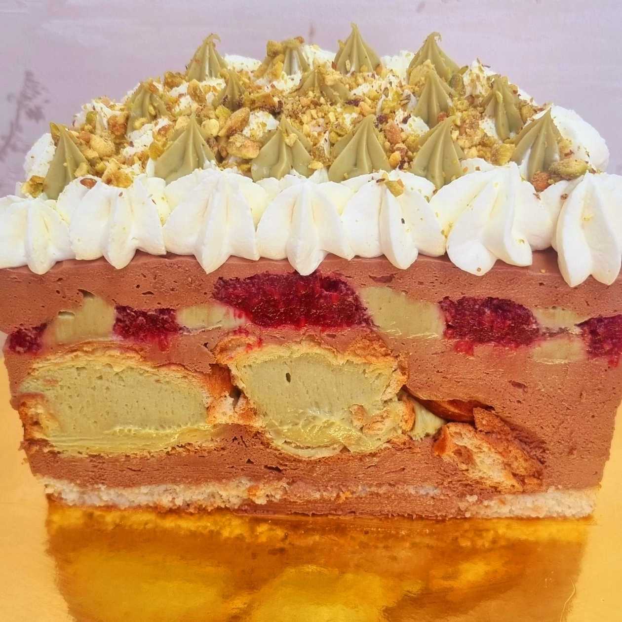 Felie tort profiterol cu fistic si zmeura