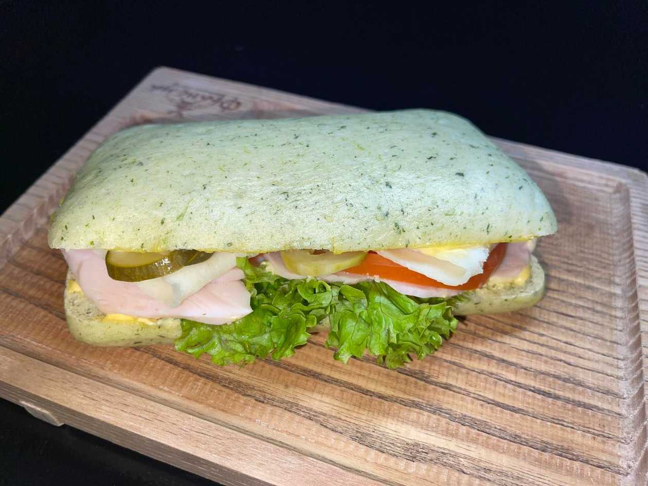 Сендвiч шпинатний з куркою