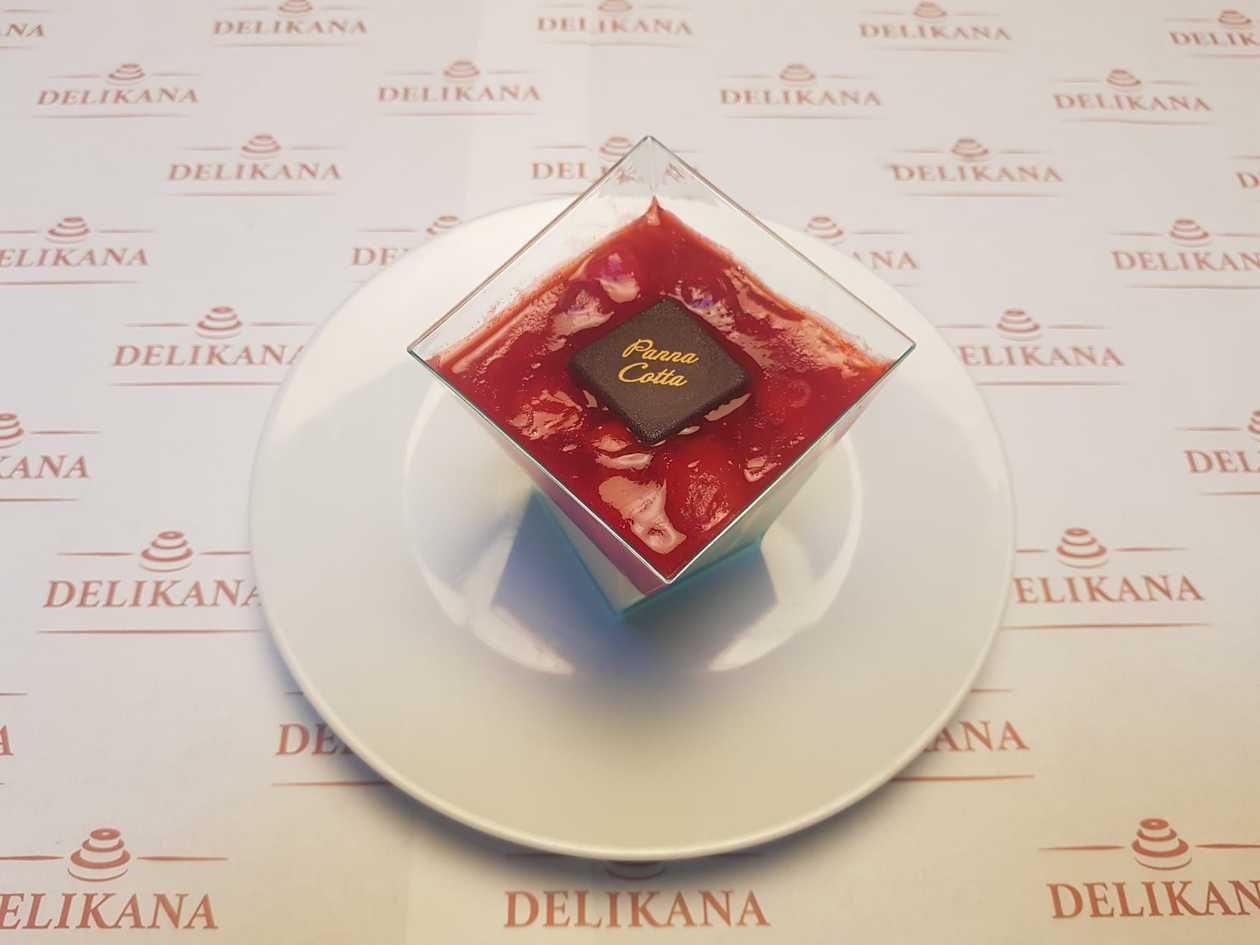 Dezert panna cotta jahoda