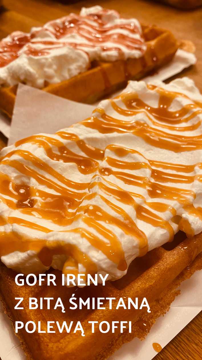 Gofr z bitą śmietaną i polewą
