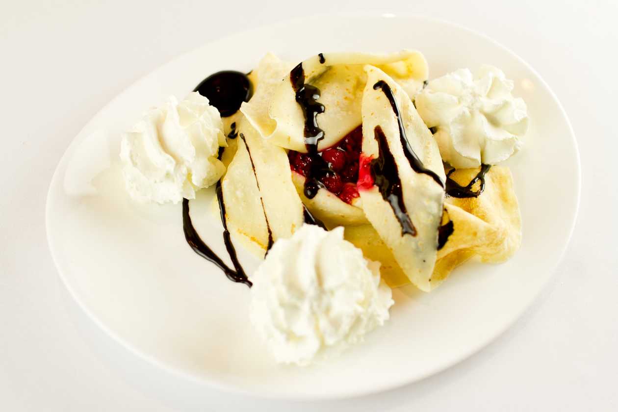 Pancake with raspberries, mascarpone and