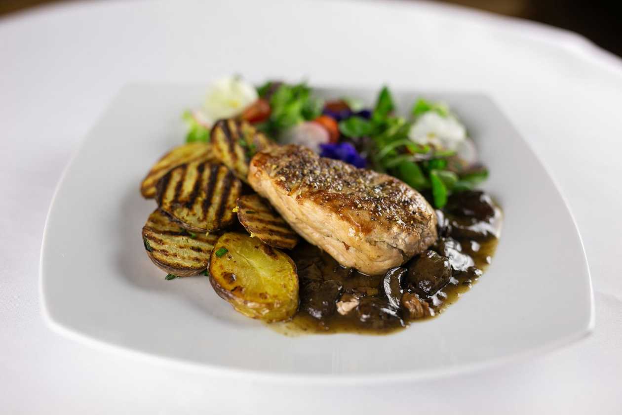 Steak with oak mushroom sauce