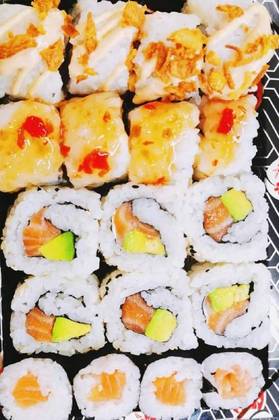 A12 California de Camarão (8 pcs.), California de Salmão (6 pcs.) e Maki Salmão (4 pcs.)