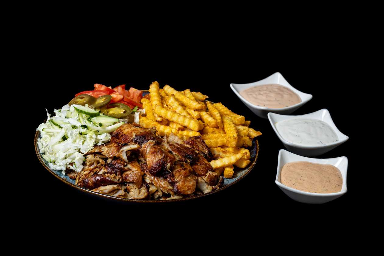 Kebabas lėkštėje su bulvytėmis fri