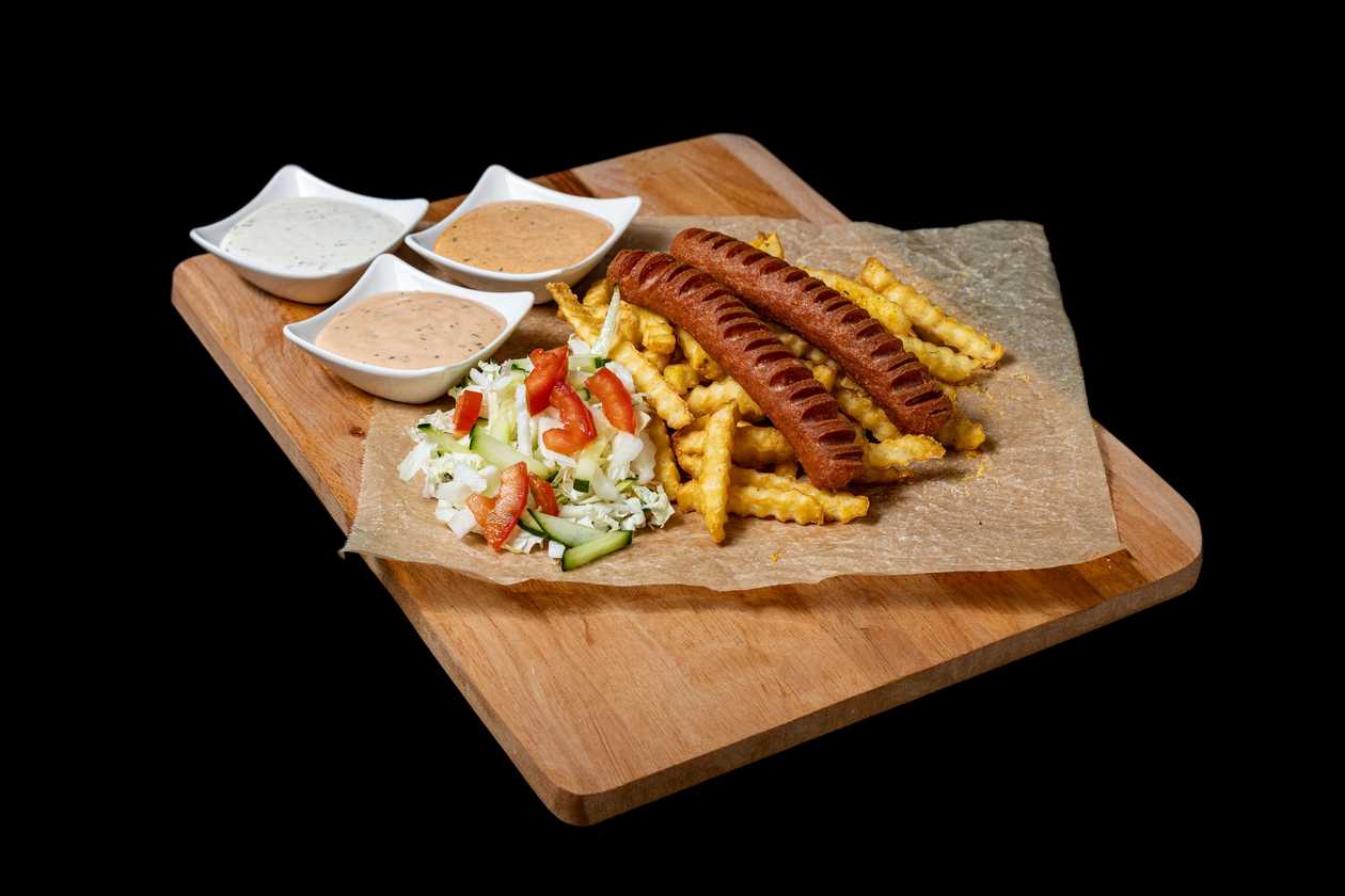 Bulvytės fri su dešrelėmis, daržovėmis ir padažu