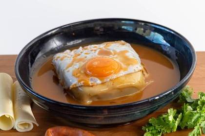 Francesinha com Ovo