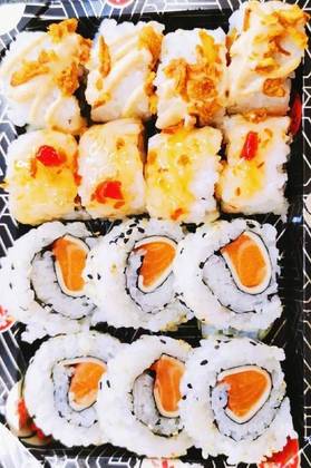A10 California de Camarão Frito (8 pcs.), Futo Maki de Salmão com Queijo (6 pcs.)