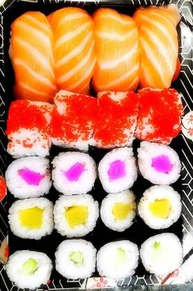 A11 Nigiri Salmão (4 pcs.), California de Ovas (4 pcs.). Maki Vegetais (12 pcs.)