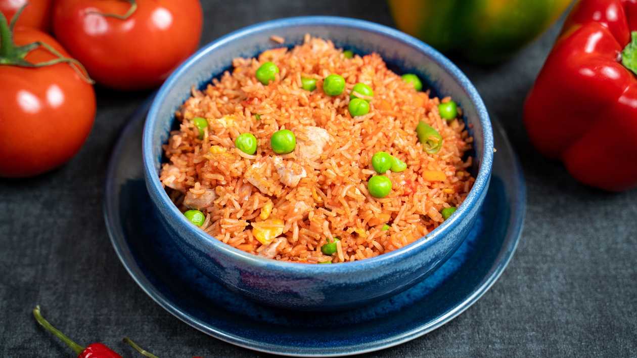 643. Жареный рис с чесноком и курицей чили