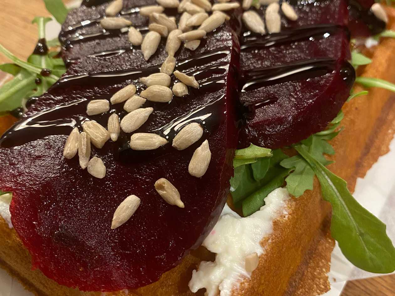 Gofr z Carpaccio Buraczanym, Serem Feta, Rukolą, Ziarnami Słonecznika i Sosem Balsamicznym