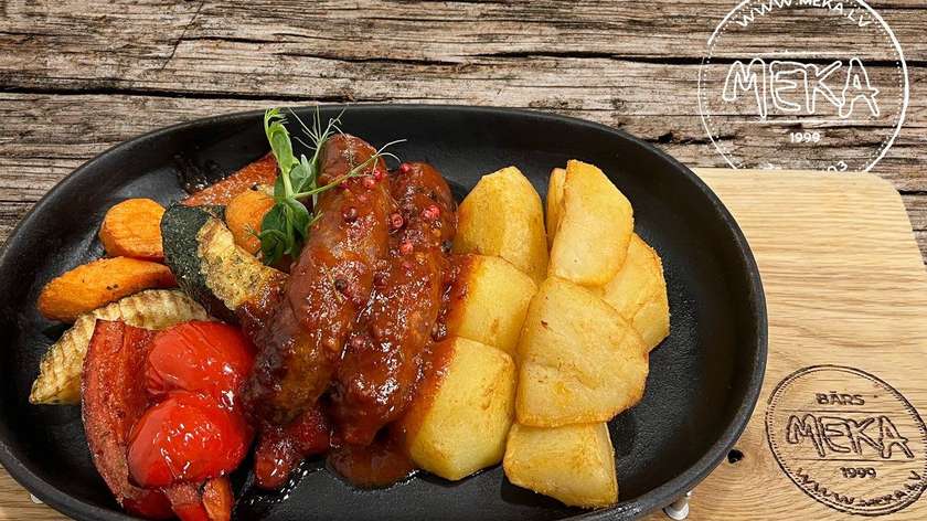 Spicy venison sausages with grilled vegetables and potatoes