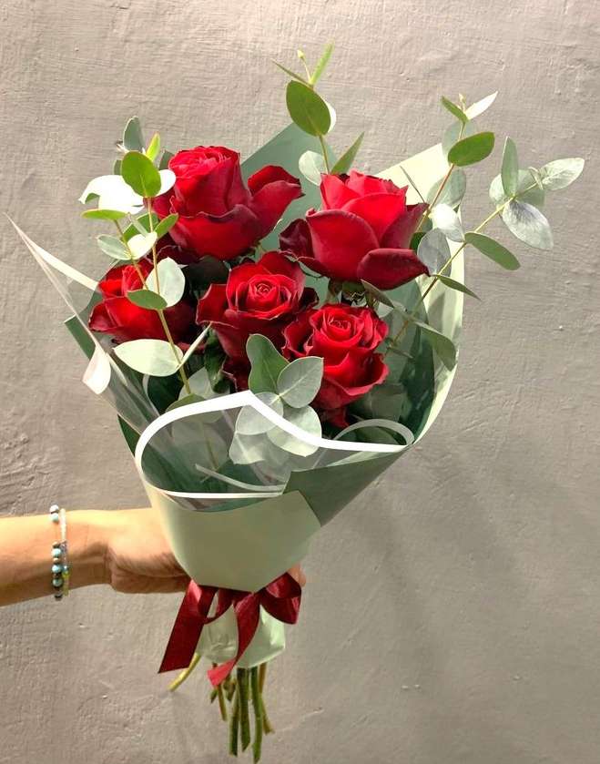 5 Red Roses R6