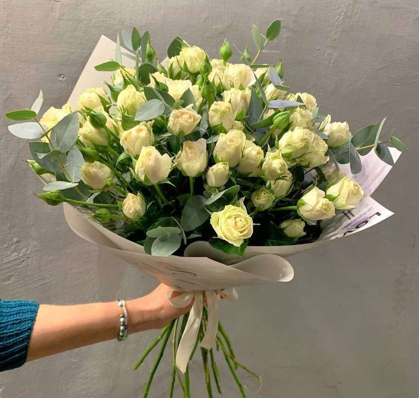 White Spray Roses M R14