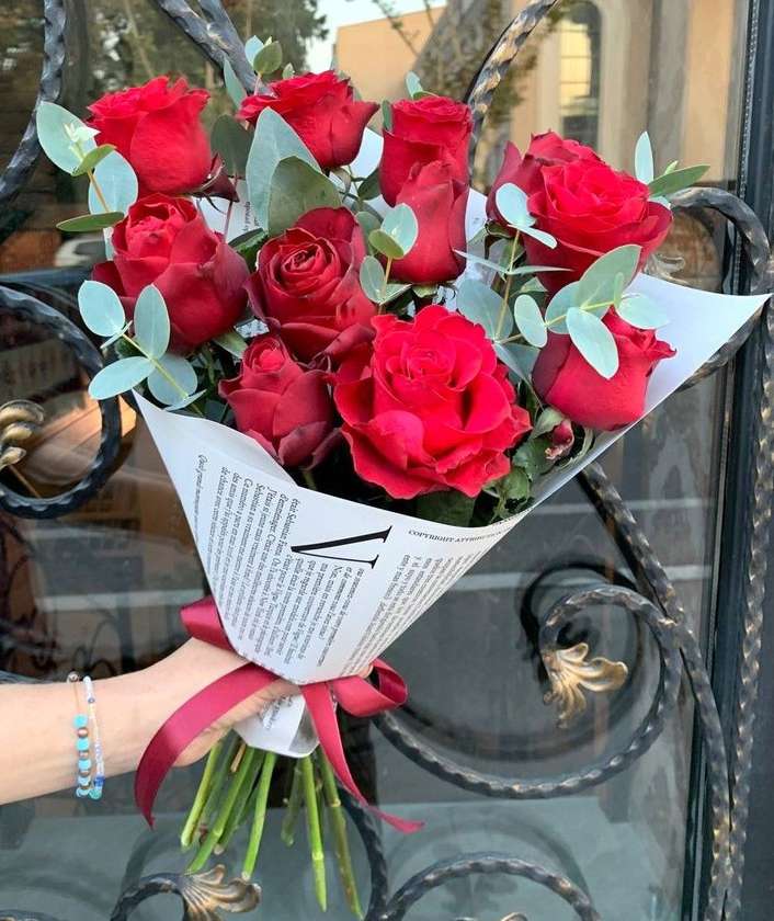 11 Red Roses R9