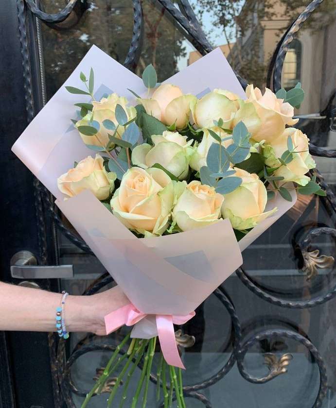 11 Peach/White Roses R10