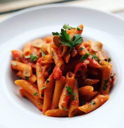 Paste penne cu roșii cherry, mozzarella și busuioc