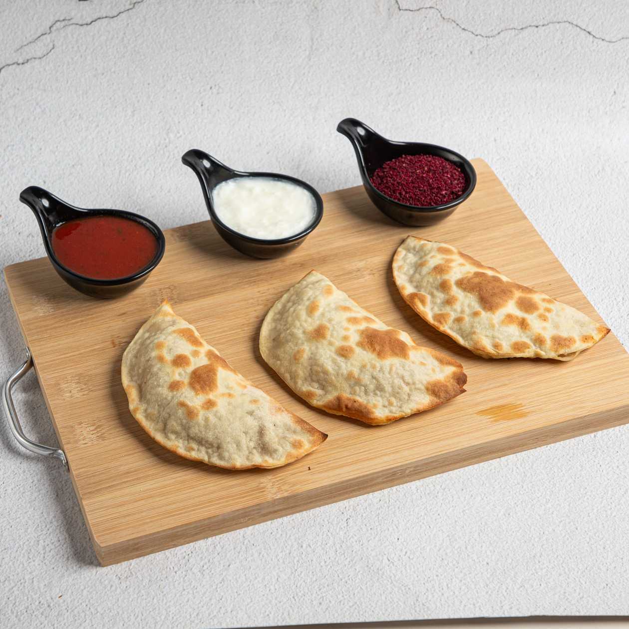 20 meat-filled corat qutab + 10 stuffed corat qutab + 10 herb-filled corat qutab, 2 spicy sauces, 2 sumac, 2 yogurt, 2 Coca-Cola 500ml.
