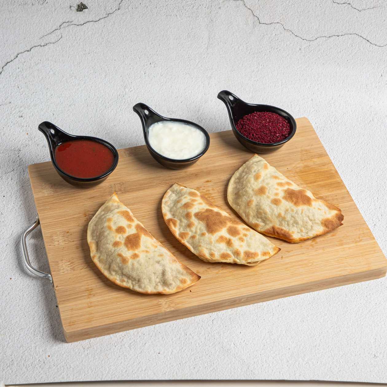 5 meat-filled qutab, 1 acika, 1 sumac, 1 yogurt, 1 Coca-Cola 500ml.