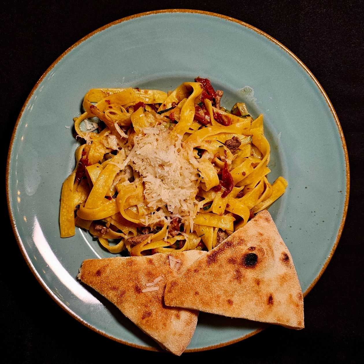 Tagliatelle con manzo, zucchine e pomodori secchi