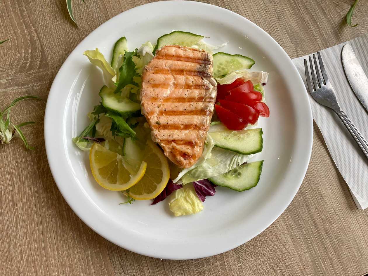 Salotos su grill lašiša