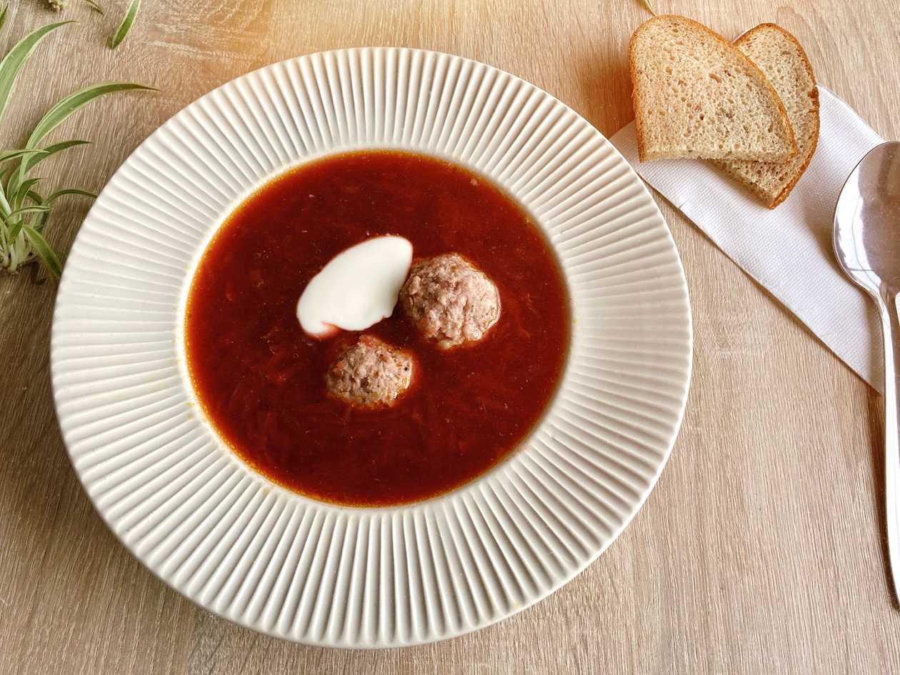 Burokėlių sriuba su mėsos kukuliais