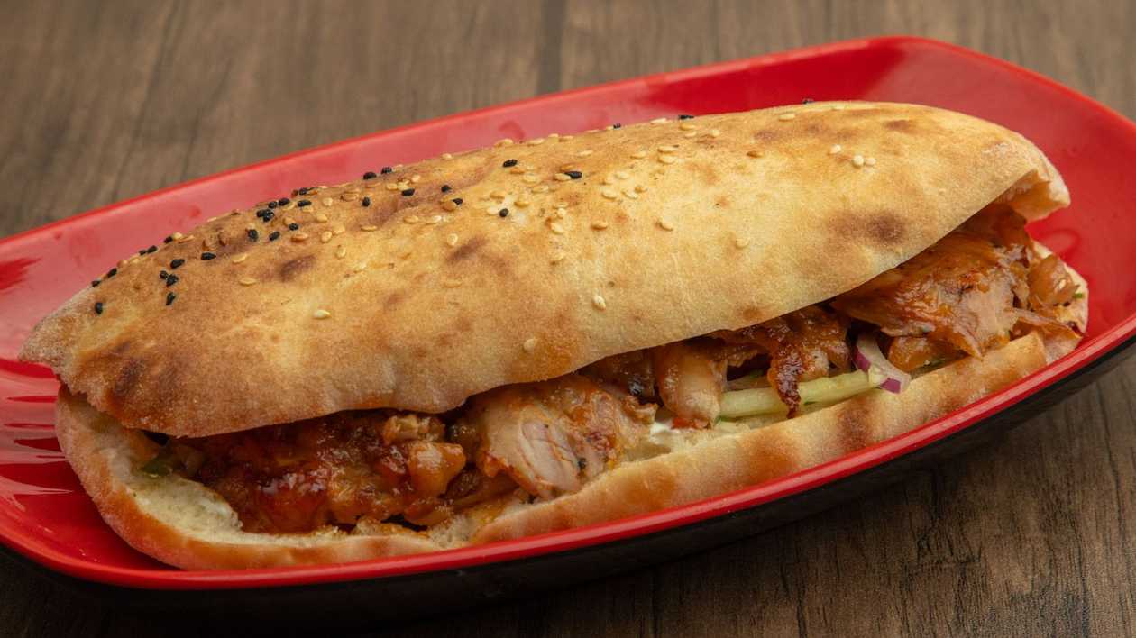 Toyuq dönəri təndir  çörəyində