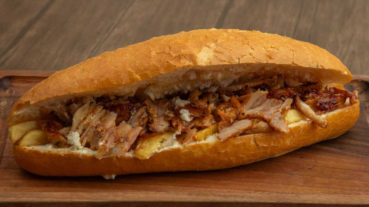 Şaurma çörəkdə (toyuqla)