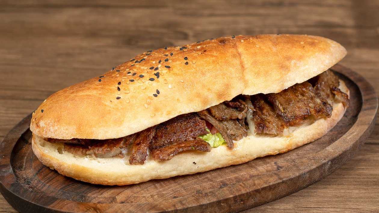 Ət dönəri təndir  çörəyində