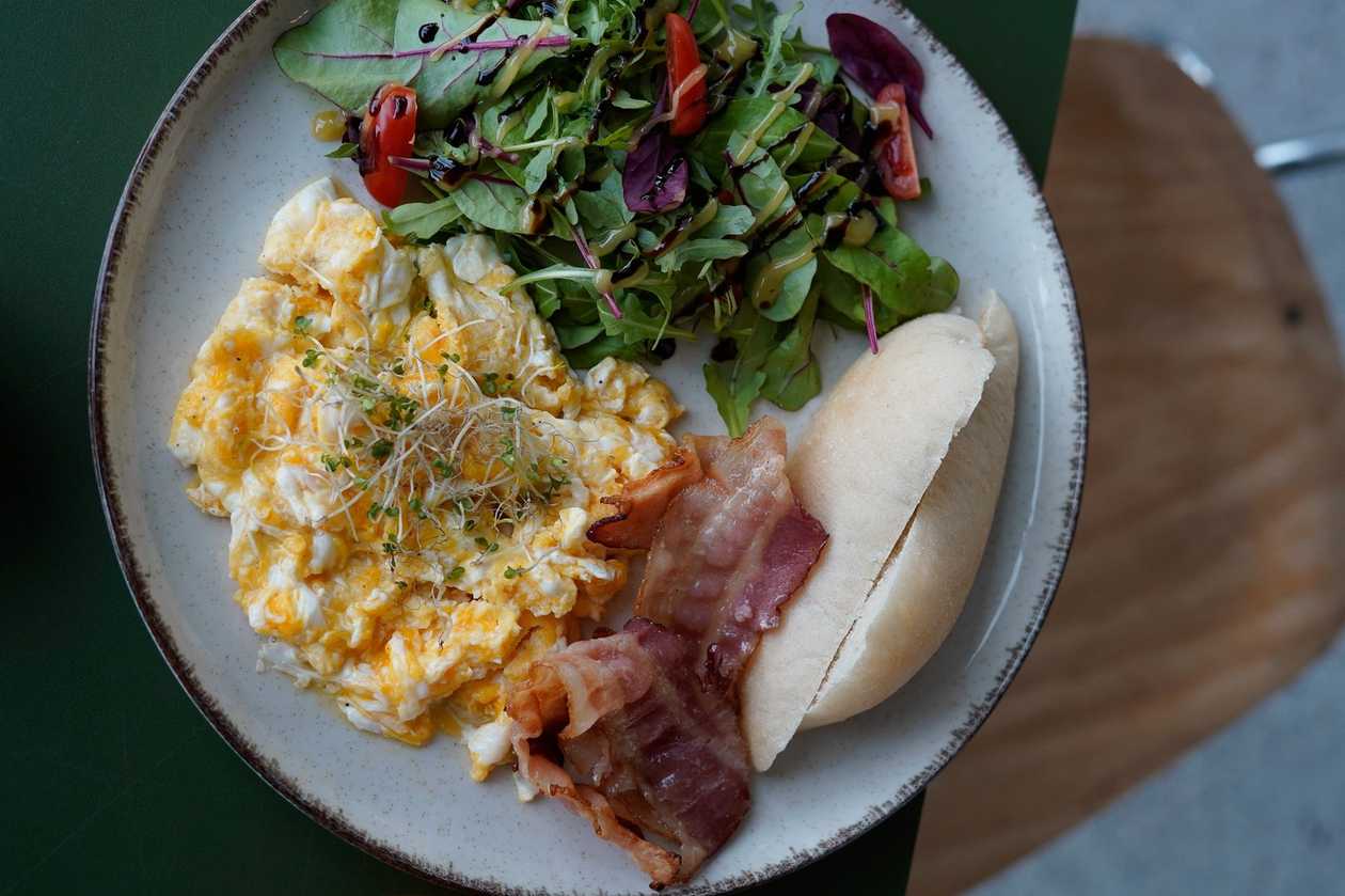 Scrambled eggs with bacon