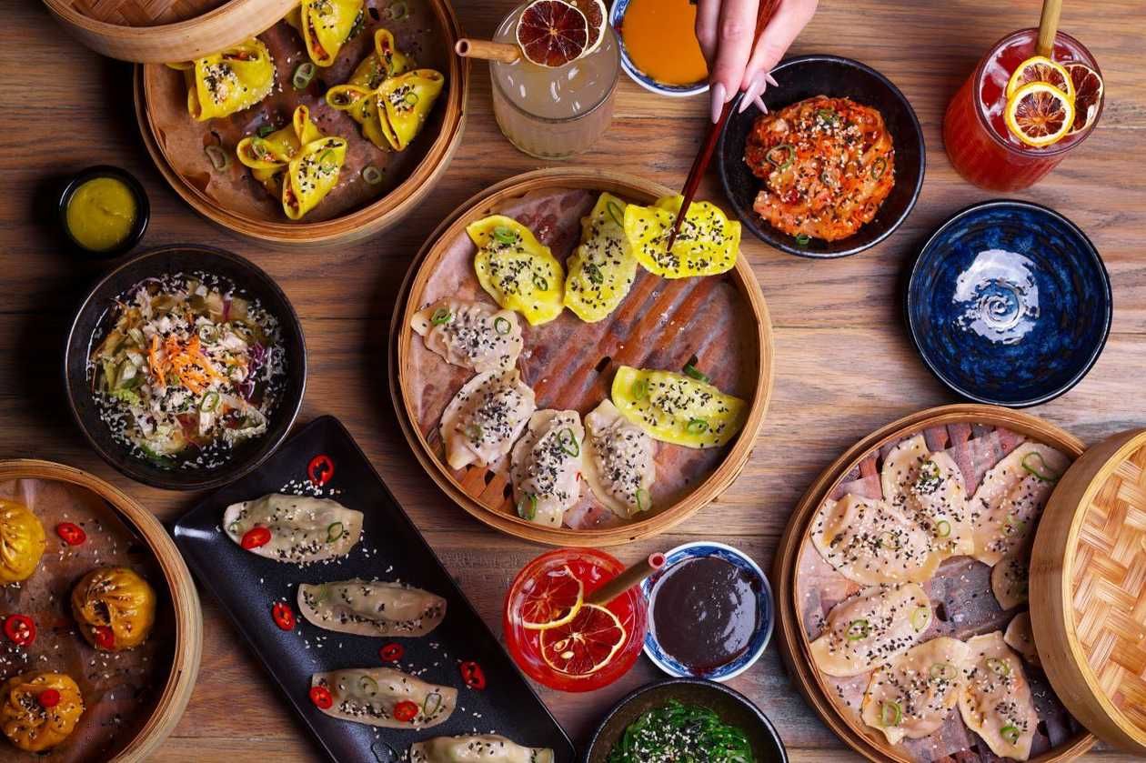 🥟🥩+🌱Meat + Vegan Combo: 16 dumplings + 2x sauce + 2x drink