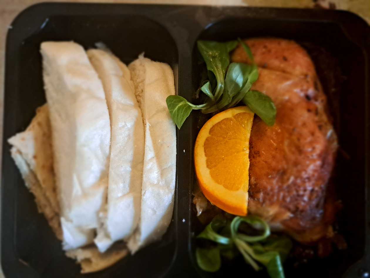 Pečené kuracie stehno na spôsob kačky s červenou kapustou, lokša/knedle