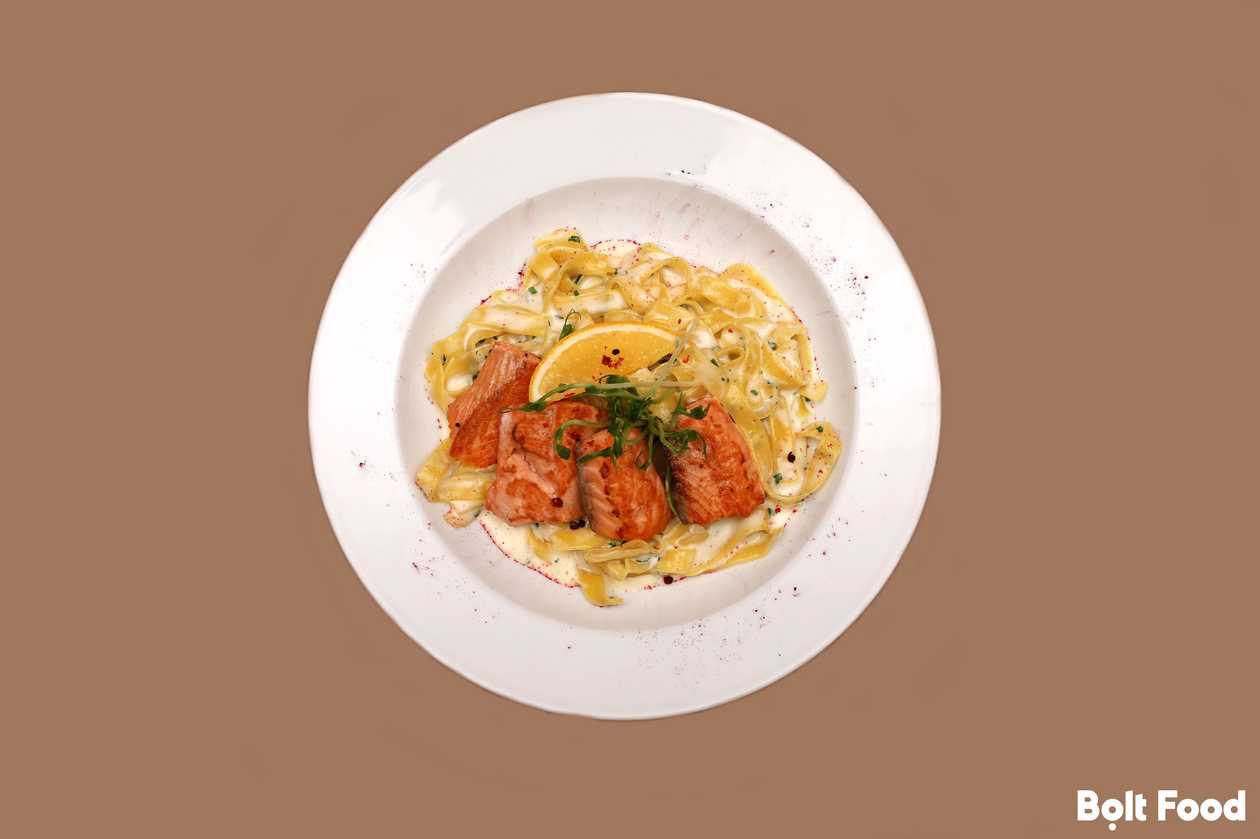 Tagliatelle with salmon and Alfredo sauce