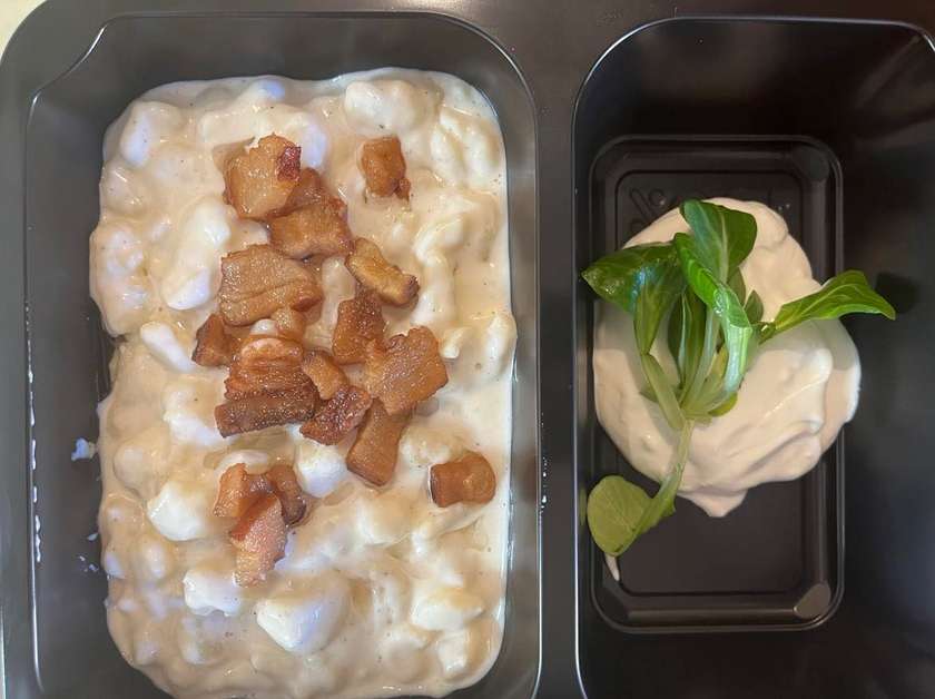 Bryndzové halušky so slaninkou a smotanou