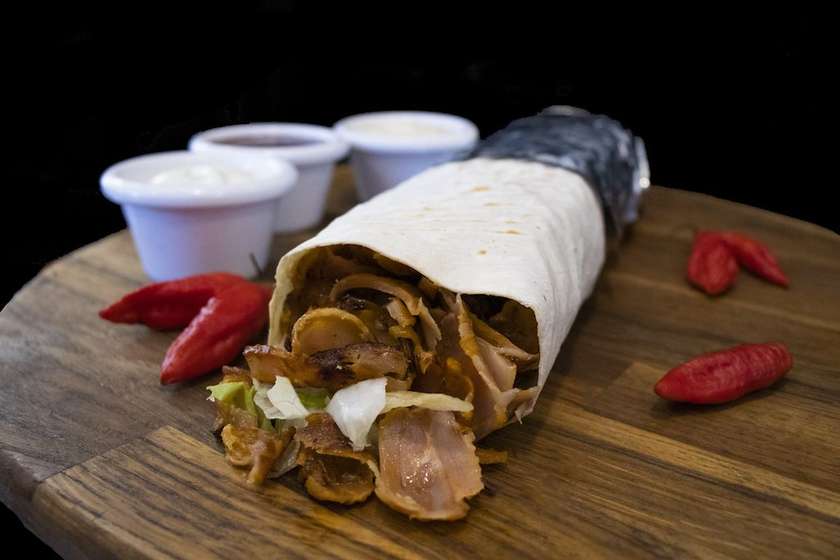 Dürüm kebab v tortille se sýrem